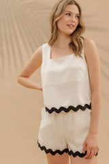 CONTRAST WAVY HEM SLEEVELESS TOP